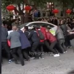 违停车堵住消防通道，群众合力掀翻：消防安全意识普及